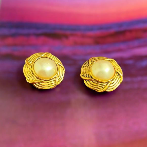 CHANEL Jewelry - Vintage Chanel Clip On Earrings